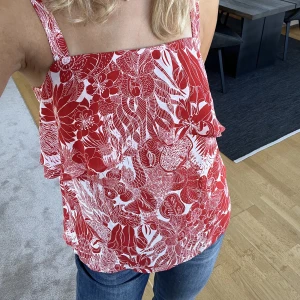 Blus HM - Röd blus från HM, man ser färgen bäst på andra bilden💓