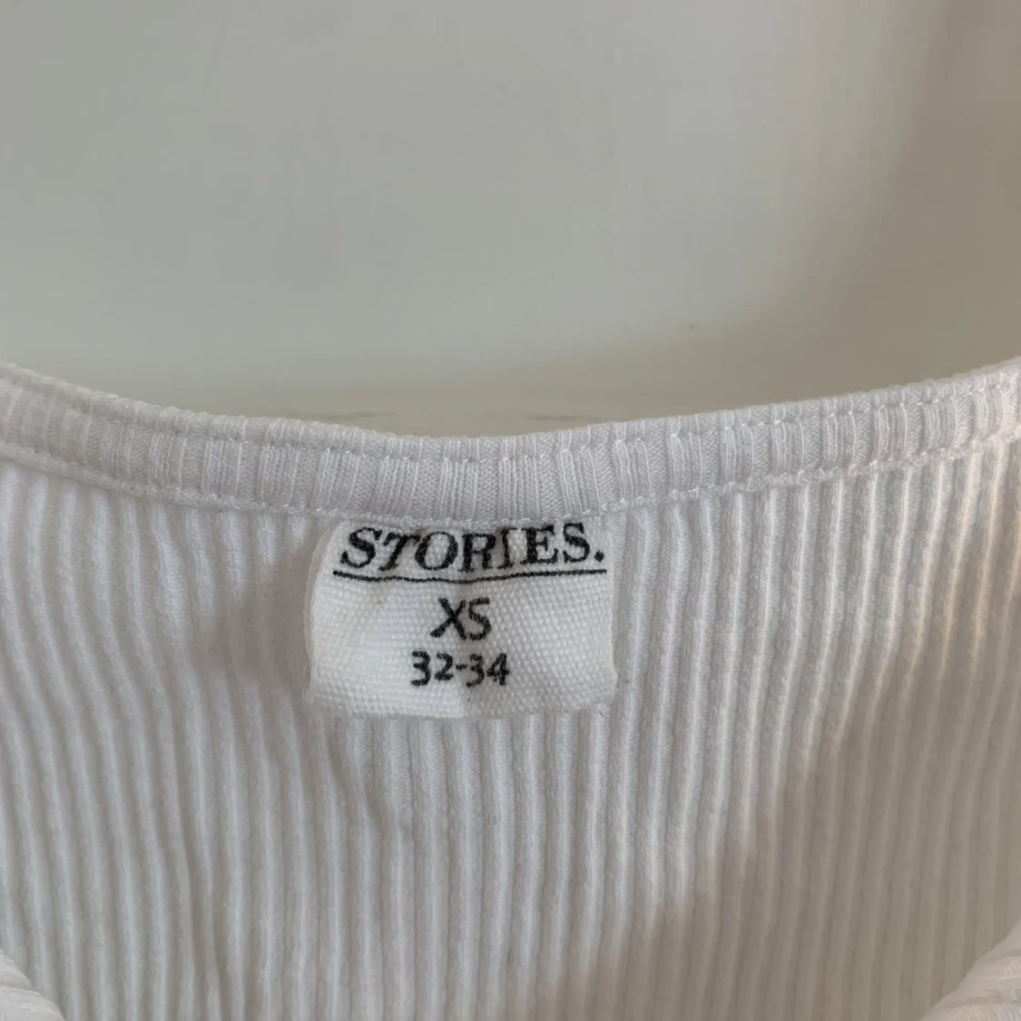 Vit topp med knytdetalj - 91