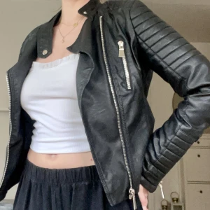 Bikerjacka - Jacka i skinn imitation. Sparsamt använd 