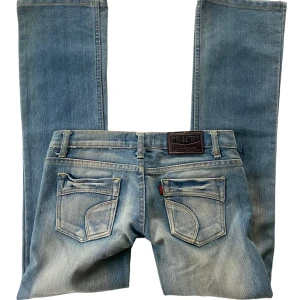 Jeans med olika nyanser  - Urtvättade ljusblåa jeans. Riktigt coola! Midja: 78 cm, innerbenslängd: 75 cm. Påminner om diesel jeans 🫶🏼