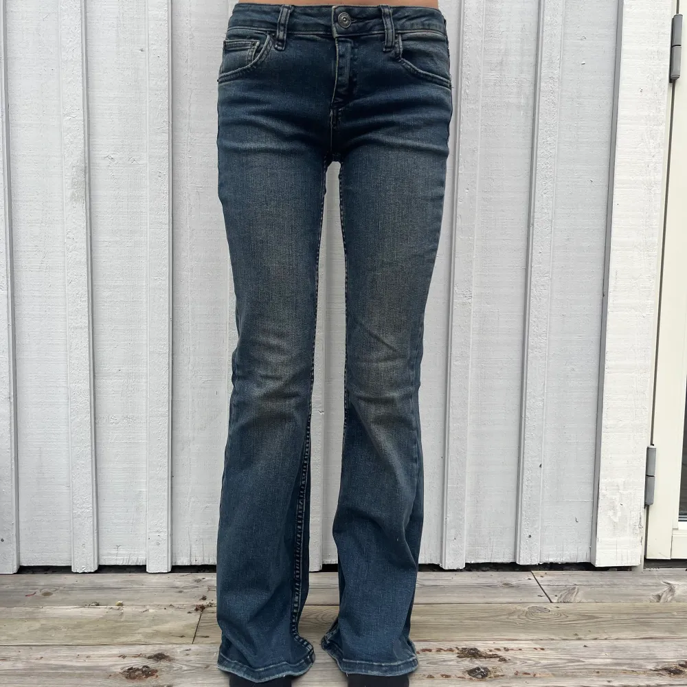 super snygg lågmidjade jeans från urban outfitters som inte kommit till användning. Använda endast en gång! Mått: midja - 74cm (stretch) innerbenslängd - 82cm . Jeans & Byxor.