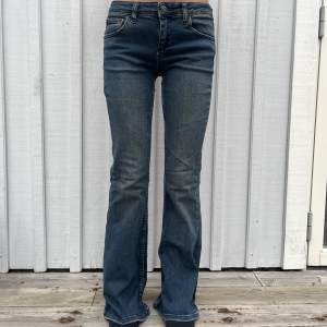 super snygg lågmidjade jeans från urban outfitters som inte kommit till användning. Använda endast en gång! Mått: midja - 74cm (stretch) innerbenslängd - 82cm 