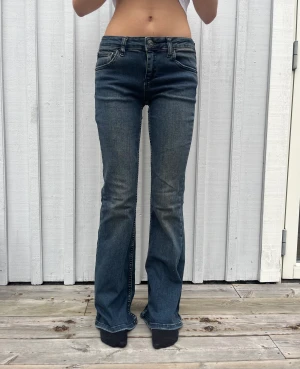 lågmidjade jeans - super snygg lågmidjade jeans från urban outfitters som inte kommit till användning. Använda endast en gång! Mått: midja - 74cm (stretch) innerbenslängd - 82cm 