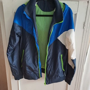 Jacka  - Fodrad vindjacka. Perfekt för skolstarten och en bra höst och vår Jacka 