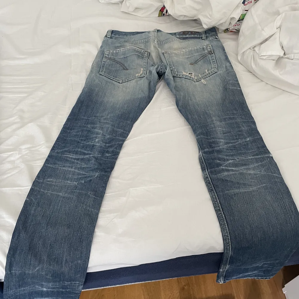 Fått av morsan för ett par år sedan men bara legat i garderoben och säljer för behöver lite snabba pengar. Jeans & Byxor.