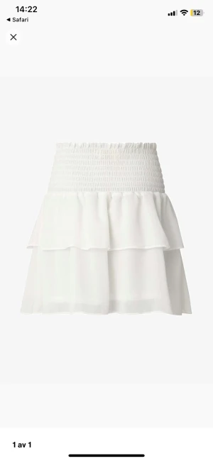 Vit Chelsea kjol🤍 - Använd några gånger den är köpt för 450kr och inga defekter 💕