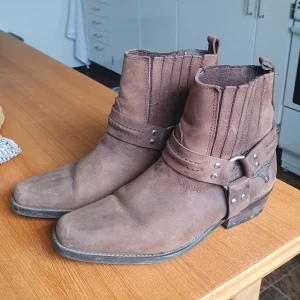 Boots från Joe Sunchez 1990-tal - Boots i mocka-läder, stl 38. Innersula saknas. Inköpta under 90-talet= vintage. Fin sko! 