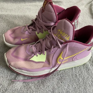 Nike kyrie 5 low  - Fick basket skorna av en spelare i Uppsala basket i mycket bra skick men skorna är för stor för mig det är därför jag säljer dem