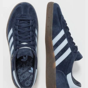 Adidas Spezial Blue - Säljer mina fina och helt oanvända Adidas spezial i färgen blå. De finns kvar i organinalförpackning med prislapp kvar. Säljer på grund av att företaget skickat ut fel storlek till mig och lyckades inte  returnera dem. Köptes för 1400, säljer för 1200. 