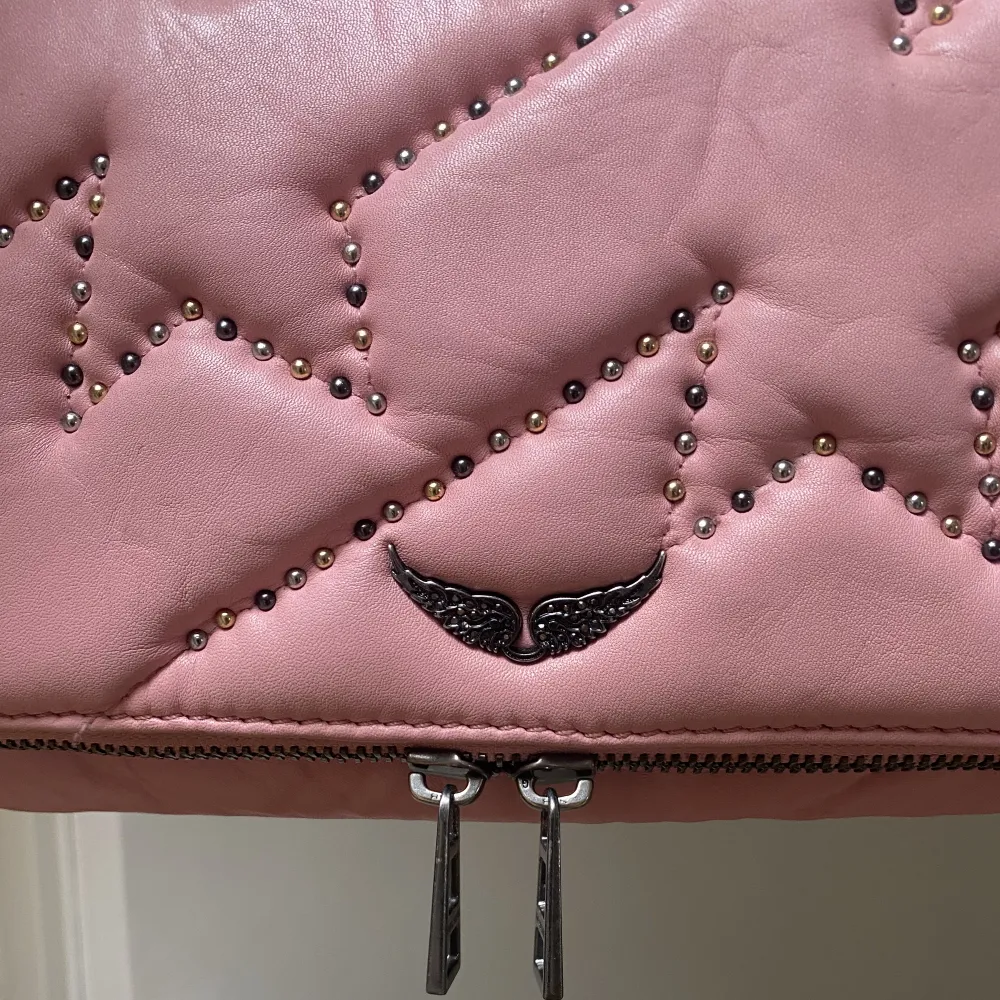 Hej !! Säljer denna fina Zadigväska i rosa. Lite använd men inga märkbara defekter förutom ett litet märke på baksidan som ej är märkbart💞💞 skriv privat för fler frågor eller bilder. Dustbag finns ! . Väskor.