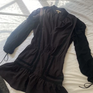 Hm trend klänning  - Grymt fin och lyxig klänning från H&M påminner om Isabel Marant! Halvt transparenta armar och klänning i broderier! Stretching passar mig som har s/m! Färgen blir missvisande i ljuset på bilderna, mer åt en svart/mörkgrå mattare färg! 