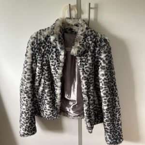 Leopard päls jacka  - Jacka i storlek xs/s