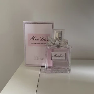 Miss dior blooming bouquet 50ml - Säljer nu min miss dior som jag köpte i juni detta året (2023). Har använt runt 5 sprut, så iprincip hela flaskan kvar (se bild). Nypris: 1164kr (dior.com).
