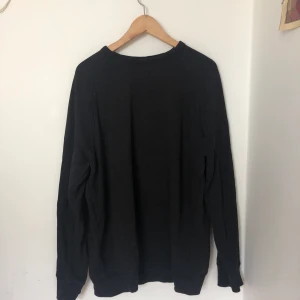 Sweatshirt  - Hm sweatshirt som ej har användts så mycket. Svart i färgen och lite oversize. 
