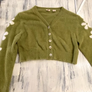 Levis grön/vit croppad kofta strl S - Jättefin och mjuk kort kofta från Levis i nyskick i strl S. Nypris 799:-