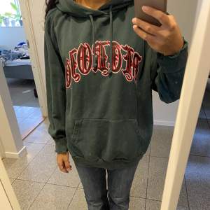 Jättenice och skön hoodie!! Det står att den är XL men passar allt från S - XL beroende på hur man vill att den ska sitta🙌