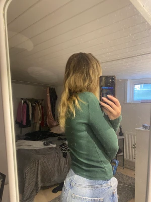 Grön tröja - Säljer nu min urringade gröna tröja från Vero Moda. Köpt för 299kr säljer för 150kr. Kom privat för frågor eller fler bilder❤️