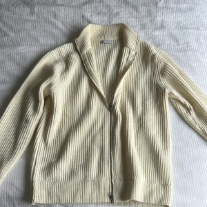 Zara zip - Säljer denna snygga tröjan från Zara, stickad, tvåvägsdragkedja och knappt använd. Superbra skick!