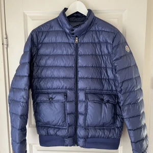 Moncler Jacka - Moncler Delon Sky Blue jacka. I väldigt bra skick. Storlek 3, motsvarar en M/L. Köpt från Kaspersheat! 