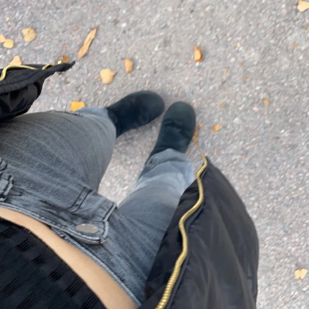 Säljer dessa gråa jeans ifrån shein då jag inte använder dem längre. Jag är 167 och dem går över mina fötter. Priset kan diskuteras 🤍. Jeans & Byxor.