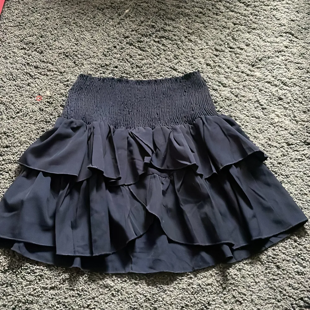 mörkblå kjol från neo noir. köpt på plick för 250kr nypris runt 500kr. använd en gång. säljer då den är för lång🩷. Kjolar.