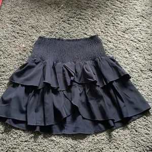 mörkblå kjol från neo noir. köpt på plick för 250kr nypris runt 500kr. använd en gång. säljer då den är för lång🩷