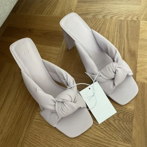 H&M Klackskor Lila  - Säljer mina superfina klackskor från H&M som tyvärr är i fel storlek.  Helt nya och oanvända. Nypris 299 kr🥰 