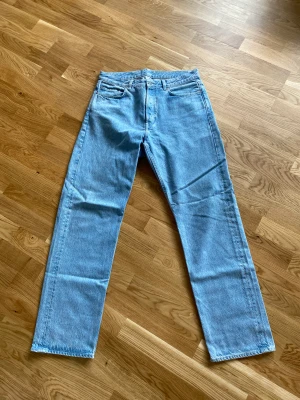 Arket Loose  - Arket Loose ljusblå 31/32 (större i storlek) Modell 185cm Skick 9/10 använda fåtal gånger 