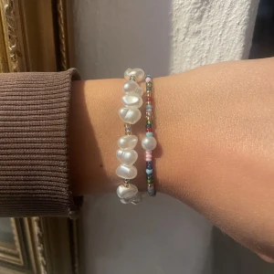 Pärlarmband  - De med stora pärlor: 45kr⭐️ Det andra: 35kr⭐️ Eller båda för 70kr🫶🏽 Går att få i vilken färg du vill 