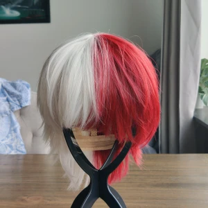 Röd och vit peruk - Har inte använt den på länge,skriv innan du köper och klicka inte på köp direkt.JAG TAR BARA SWISH