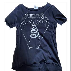 Metallica t-shirt från H&M i storlek XS (stor storlek, passar S). Observera mindre hål som syns på andra bilden 😊