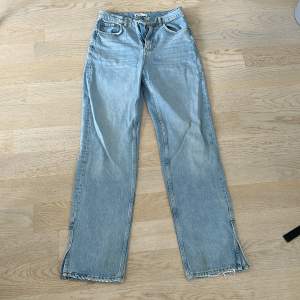 Jeans med slits från Gina tricot🩷