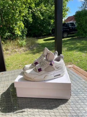 Jordan 4 Metallic Purple - Säljer Jordan Metallic purple. De är köpta på flightclub förra året. Skornas skick 6/10 därav priset. Det är strlk 41 men de passar även 40, 42. Jag är även öppen för byten, bara att höra av sig vid lilla minsta fundering😊kan mötas i kalmar eller frakta👌
