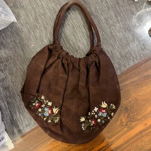 Brun gullig väska  - En jättegullig brun väska som inte kommer till användning längre. Materialet är mycket lent och skönt. Köparen står för frakten ❤️