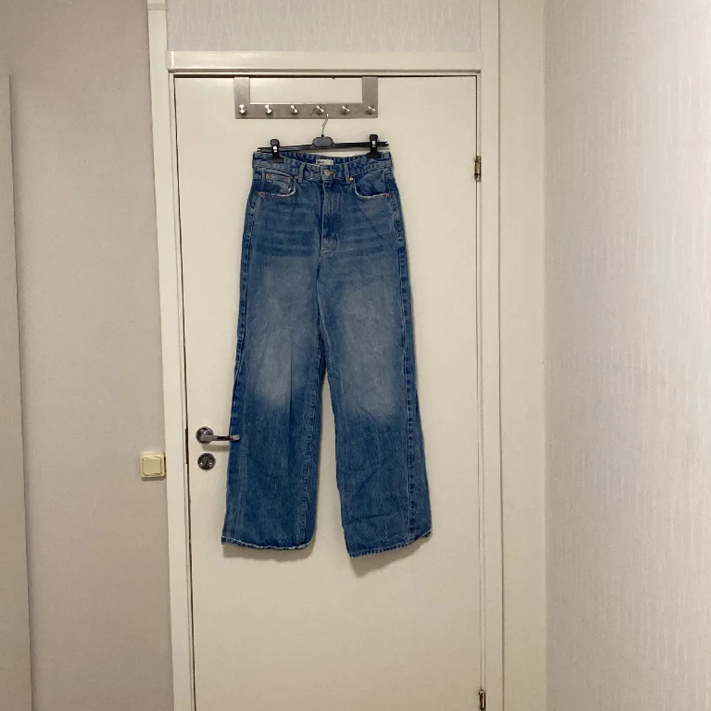 Jättefina mörkblå Gina Tricot jeans i bra kvalite. Dem är strightleg och är i storleken 38. 💞. Jeans & Byxor.