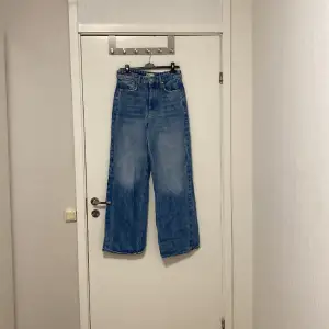 Jättefina mörkblå Gina Tricot jeans i bra kvalite. Dem är strightleg och är i storleken 38. 💞
