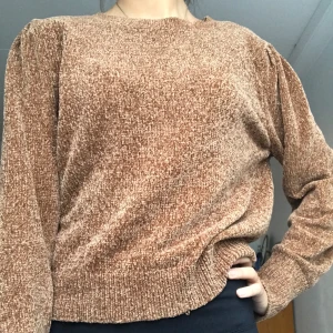 Stickad tröja  - Jätte fin och mjuk stickad tröja. Ej min stil längre. Står M men passar mig som har Xs.  Säg till för fler bilder eller pris 😊