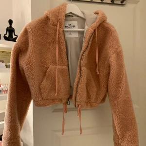 Fluffig jacka  - Fin och knappt använd jacka ifrån hollister🩷