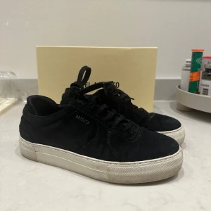 Arigato skor  - Säljer mina svarta Arigato skor i svart mocka storlek 40, de är använda sparsamt( mellan 5-8ggr) impregnerade 3 ggr! Får med låda och allt . Säljer pågrund av att de är förstora. Vid SNABB AFFÄR 900kr