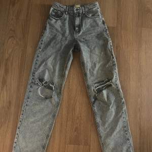 Säljer mina absolut favorit jeans från Gina Young i storlek 158 som tyvärr blivit alldeles för korta! Det är ett par grå raka jeans som är använda fåtal gånger😍(bild på hur ”knähålen” ser ut finns på bild 3)💗