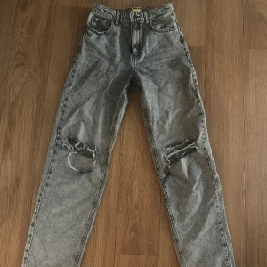 Gina Young jeans - Säljer mina absolut favorit jeans från Gina Young i storlek 158 som tyvärr blivit alldeles för korta! Det är ett par grå raka jeans som är använda fåtal gånger😍(bild på hur ”knähålen” ser ut finns på bild 3)💗