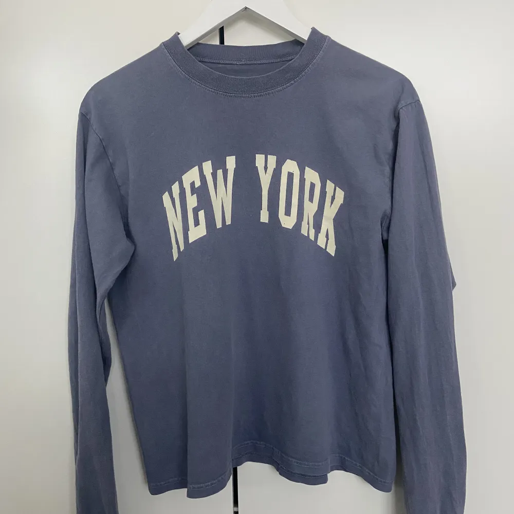 En fin lilablå tröja med tryck där det står New York! Inte helt säker på var den kommer ifrån eller vilken storlek den är, men jag skulle säga att den sitter som en small.  Kontakta gärna vid frågor!😽🩷💫. Tröjor & Koftor.