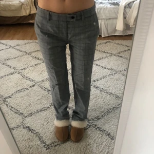 Grå kostymbyxor - Grå rutiga kostymbyxor🩶