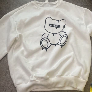 Björnhoudie - Skön och mysig vit houdie🤍 använd 0 gånger och säljer för det inte riktigt min stil👍🏻