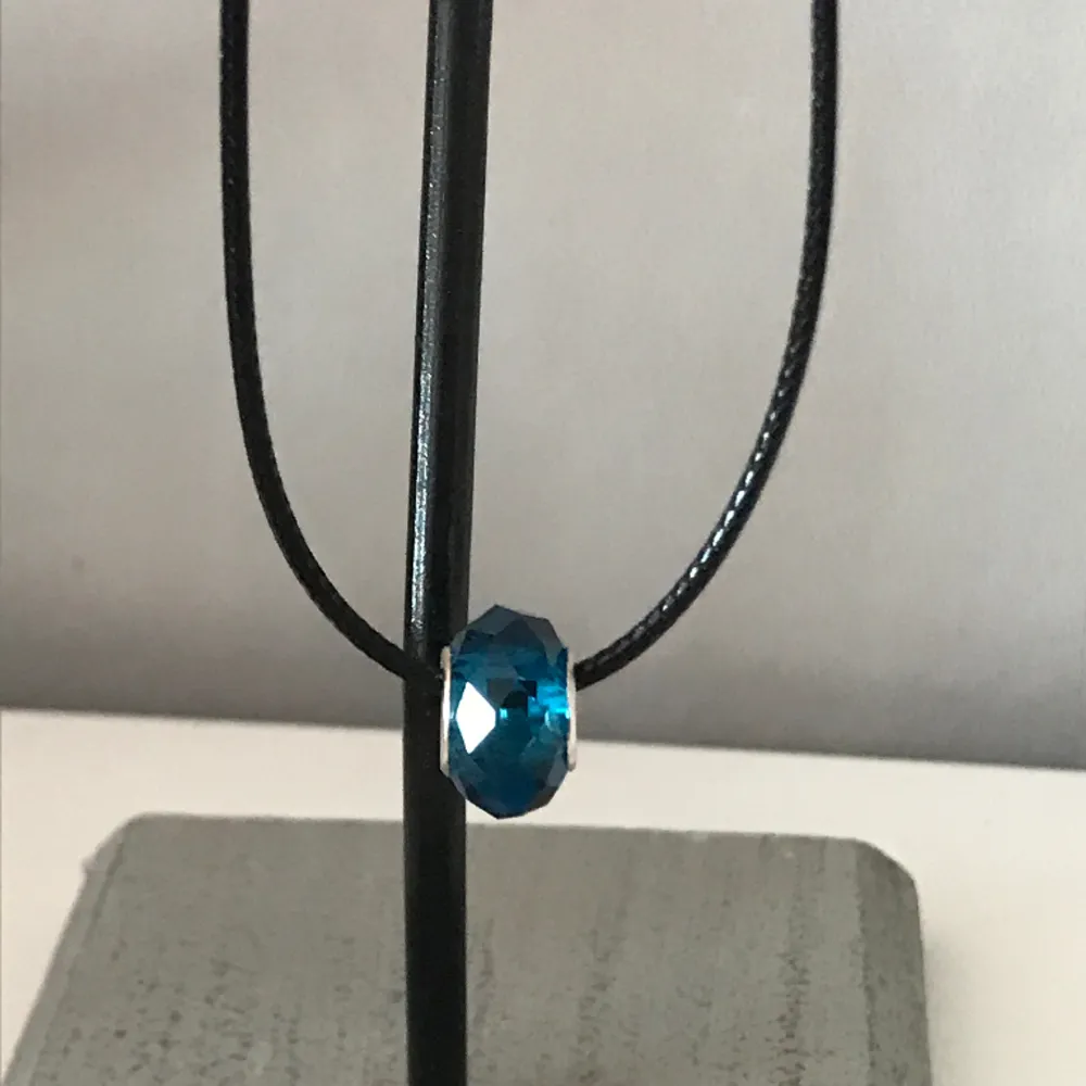 Jättevackra halsband i justerbar storlek. Berlockerna är lampwork glaspärlor och finns i massa olika färger: smaragd grön, ocean blue olika nyanser av lila, rosa, röd, grön, blå, gul. MM. Kontakta gärna vid frågor och innan köp☺️🌺💍. Asusteet.