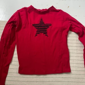 Långärmad röd stjärntröja - Skit cool tröja