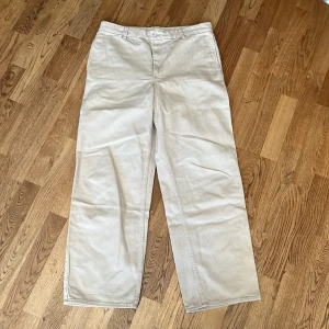 Chinos Weekday - Beigea chinos byxor från Weekday, storlek 52
