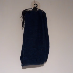 Halsduk - Jätte mysig o fin mörkblå halsduk. Perfekt att ha nu till vintern. Supper fin och superskön💙