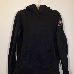 Parajumpers hoodie  - Säljer denna då den inte passar längre.  Den är i mycket bra skick och har inga deffekter   Hör gärna av dig om du har frågor!
