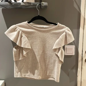 Stickad topp zara - Jätte söt stickad topp från zara. Bra skick, skriv för fler bilder💞Storlek S men passar också xs.